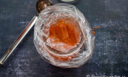 Lägg en plastpåse överst och fyll på med lite saltlag så det tynger ner morötterna under vätska. 