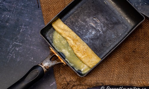 Första lagret rullas ihop sedan fortsätter man grädda lager på lager som rullas ihop till en omelettrulle. 