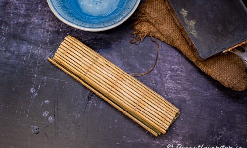 Omeletten rullas ihop i bambumattan. 