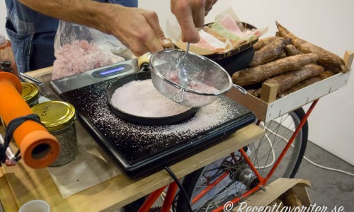 Tryck ut tapiokamjölet genom en sil i ett jämnt lager direkt över stekpannan