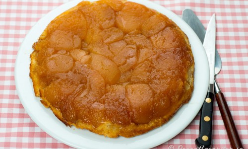 Äppelkakan lagas i en panna med smör, äpplen och socker som blir till karamell - sedan läggs ett lager deg på toppen och vid servering så vänds äppelkakan upp och ner så att äpplena kommer upp. 