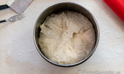 Smält smör och blanda mjölk till 37 grader. Rör ut jäst och tillsätt salt, socker och mjöl till en smidig deg. Knåda 5-10 minuter. Jäs övertäckt ca 30 minuter. 