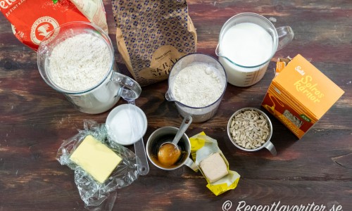 Ingredienser till skrädmjölstekakorna: smör, vetemjöl, salt, skrädmjöl, honung, jäst, mjölk och solroskärnor.