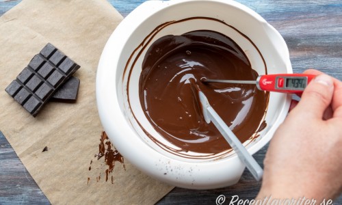 2/3 av chokladen värms först upp till mellan 45-50 °C lite beroende på sorts choklad. 