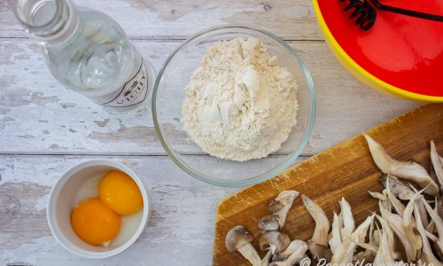 Ingredienser till tempurasmet med ägg: äggulor, kallt vichyvatten och vetemjöl. 