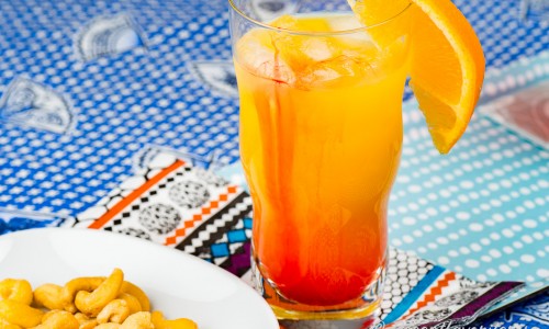 Tequila Sunrise - en cocktail med apelsin, tequila och grenadin i glas.