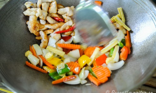 Thaikyckling tillagas i woken med grönsaker