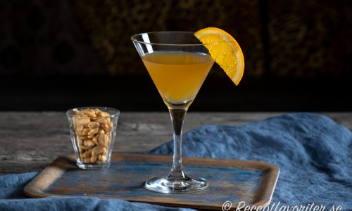 The Bronx är en cocktail med smak av gin, söt röd vermouth, torr vermouth samt apelsinjuice. 