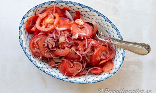 Lägg upp tomatsalladen på fat eller skål och servera. 