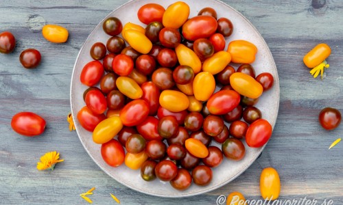 Tomater på fat som passar till marmelad