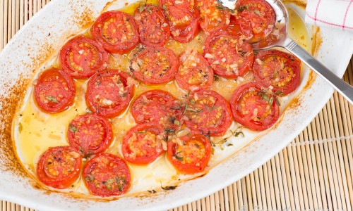 Tomater i ugnen med timjan, olivolja, schalottenlök och vitlök. 