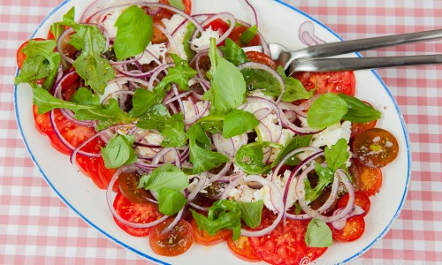 Tomatsallad på fat