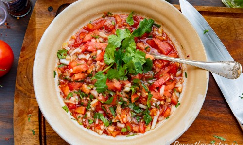Tomatsalsa med färska och krossade tomater samt färsk koriander i skål