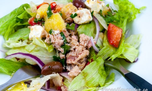 En god sallad med tonfisk, fetaost, grönsallad, rödlök, oliver, tomat och kokt potatis. 