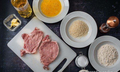 Banka ut köttet lite tunnare till schnitzlar med en köttbank. Förbered tre skålar med vetemjöl, salt och vitpeppar; uppvispat ägg samt panko ströbröd. 