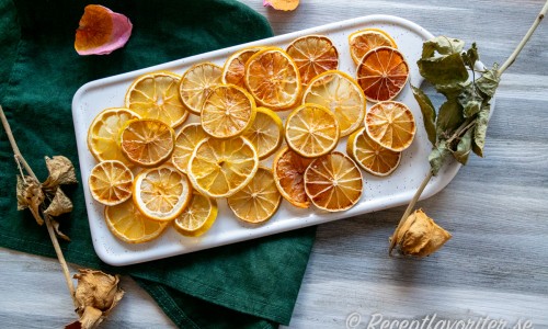 Torkad citrus på fat