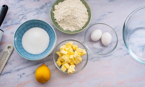Till pajdegen behöver du socker, citron, smör, vetemjöl och ägg. 