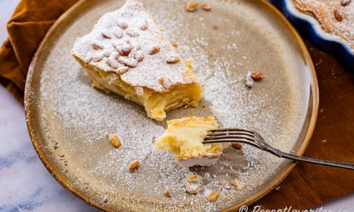 Torta della nonna är en slags italiensk citronkaka eller citronpaj med knaprig pajdeg och krämig fyllning. 
