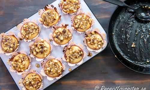 Toscasmeten med hasselnötter kan du använda att toppa muffins, kakor, bakverk och efterrätter med.