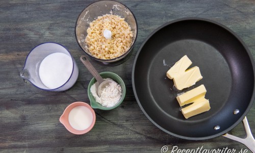 Till toscasmeten behöver du skållad hackad mandel, socker, mjöl, mjölk och smör. 