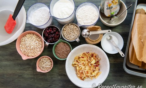 Ingredienser till brödet: fiberhavregryn, solrosfrön, tranbär, rågsikt, yoghurt, linfrön, vetemjöl, bikarbonat, rivet äpple, honung och salt. 