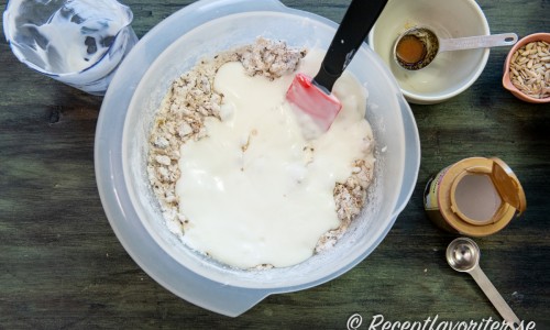 Tillsätt yoghurt och rör ihop till en kladdig deg. 