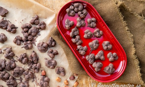 Trillingnöt med hasselnötter doppade i choklad 