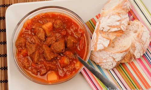 Gulaschen kan serveras med ett gott surdegsbröd, lantbröd eller hembakt baguette. Eller Spätzle eller knödel. 