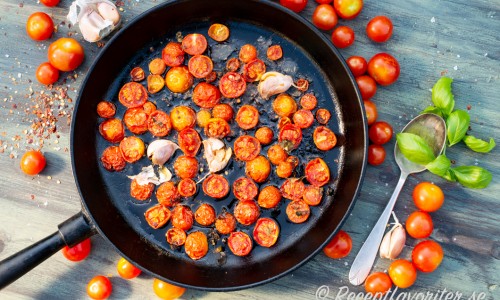 Rosta gärna tomaterna med hela vitlöksklyftor, chiliflakes och färsk basilika. 