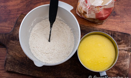Rör ihop vetemjöl, salt och torrjäst i en bunke. Smält smör och blanda med mjölk i en kastrull. 