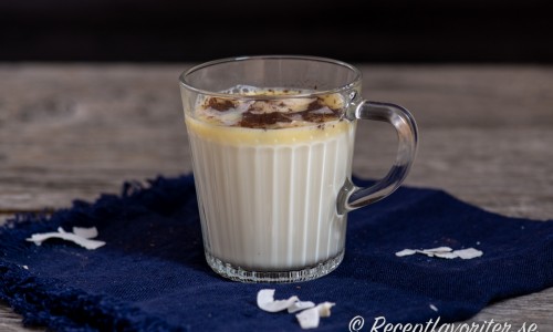 Varm vit choklad toppad med kokoslikör, mörk choklad och kokos. 