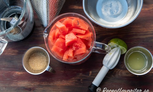 Till vattenmelondrickan behöver du mogen vattenmelon, rörsocker, pressad lime samt vatten. 