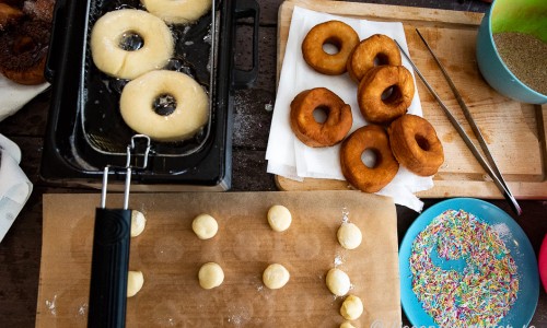 Veganska munkar eller doughnuts garnerade, på jäsning och i fritös. 
