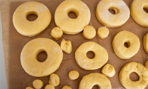 Veganska munkarna eller doughnuts på jäsning