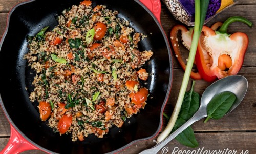 En vegan och vegetarisk sallad med quinoa i olika färger, tomat, paprika och grönt. 