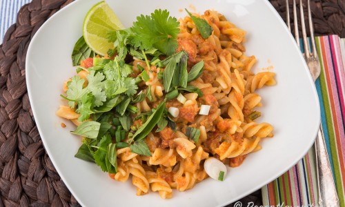 Vegansk thai pasta serverad i djup tallrik