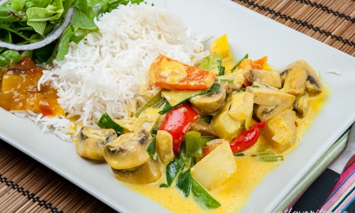Vegetarisk currygryta på tallrik med ris och grönsallad