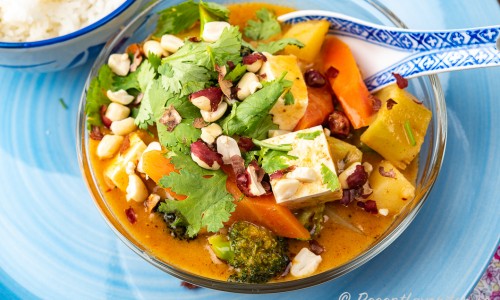 Vegetarisk Massaman curry med tofu i skål