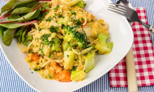 Vegetarisk och vegan pasta med kikärtor i tallrik