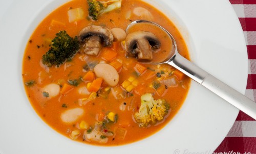 Grönsaker som passar i soppan är stora vita bönor, broccoli, morot, champinjoner - eller ta grönsaker du gillar. 