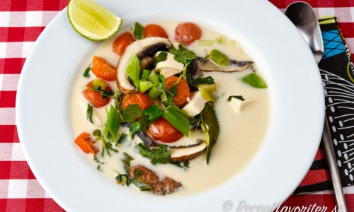 Vegetarisk soppa med kokosmjölk, grönsaker och tofu i tallrik