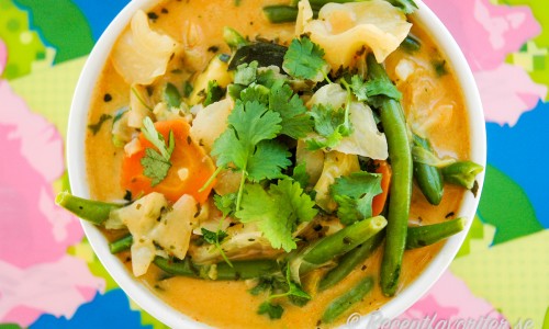 Vegetarisk thaigryta med röd curry, kokosmjölk och grönsaker. 
