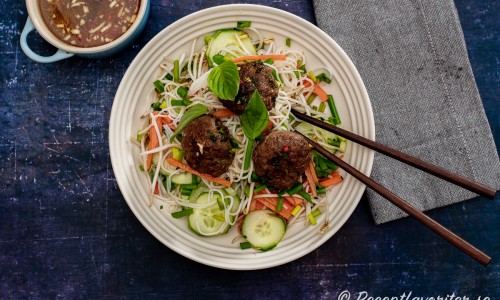 Vietnamesiska köttbullar eller köttfärsbiffar serverade med risnudelsallad och sötsur dressing. 