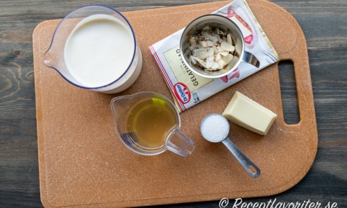 Ingredienser till vitchokladpannacottan med fläder