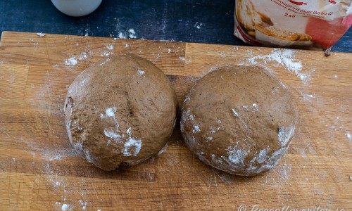 Dela förslagsvis degen i två runda bröd. Eller till avlånga limpor, lägg i brödformar eller forma till vörtbullar/vörtfrallor. 