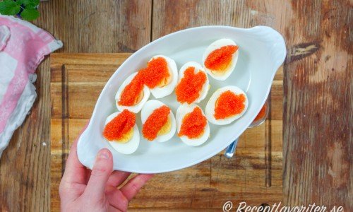 Ägghalvor med stenbitsrom eller caviar. 