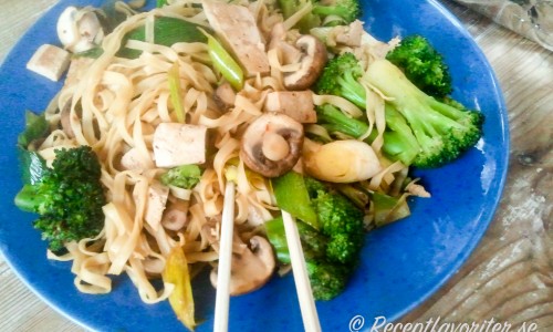 Äggnudlar med tofu, broccoli och svamp