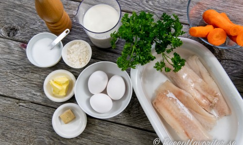 Ingredienser till äggsåsen: salt, vitpeppar, smör, vetemjöl, fiskbuljong, mjölk och kruspersilja. Vidare är fisk som Alaska pollok, torsk, sej eller kolja gott att servera med såsen. 
