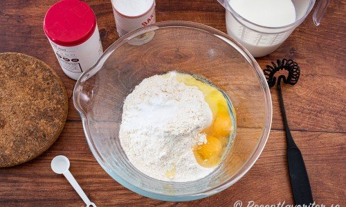Blanda vetemjöl, bakpulver och salt i en bunke. Tillsätt ägg och sedan mjölk. 