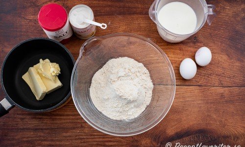 Till äggvåfflorna behöver du smör eller margarin, salt, bakpulver, vetemjöl, mjölk och ägg. 